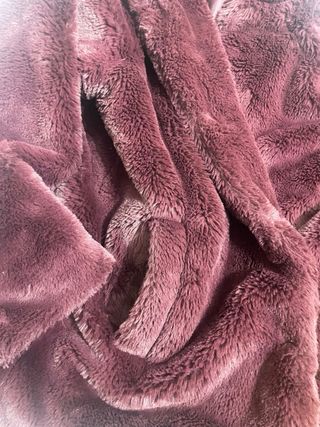 Abrigo de pelo burdeos con capucha