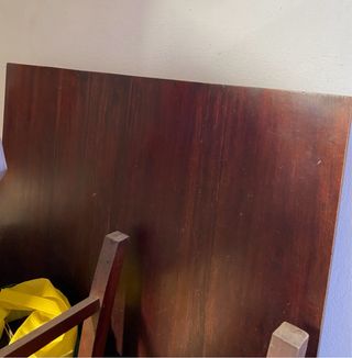 Silla de madera oscura