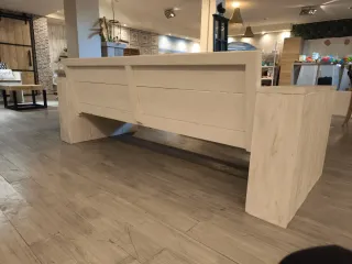 Sofá de madera y tela gris