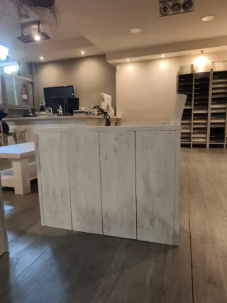 Sofá de madera y tela gris