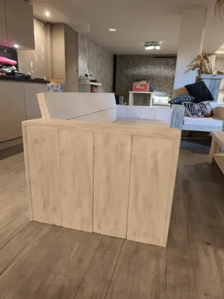 Sofá de madera y tela gris