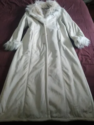 Abrigo largo piel sintética beige