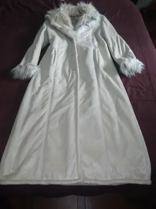 Abrigo largo piel sintética beige