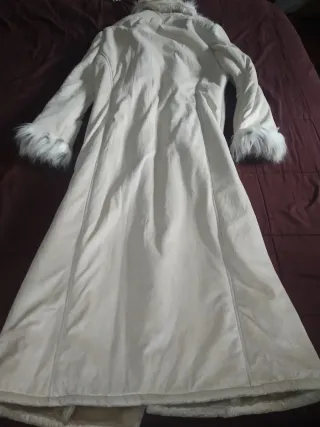 Abrigo largo piel sintética beige