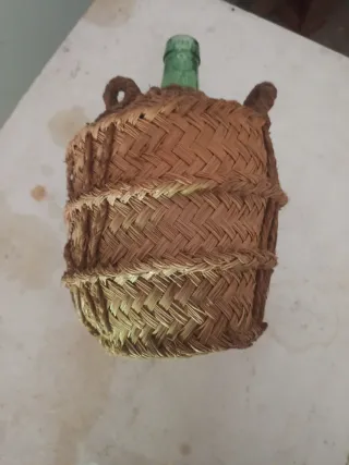 Garrafa de vino con mimbre. Precio a convenir