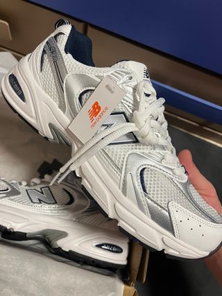 New Balance 530 Plata y Blanco