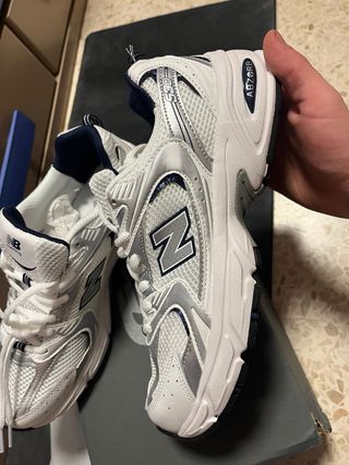New Balance 530 Plata y Blanco