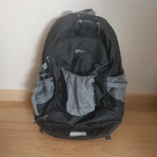 Mochila senderismo negra y gris. Crivit