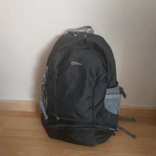 Mochila senderismo negra y gris. Crivit