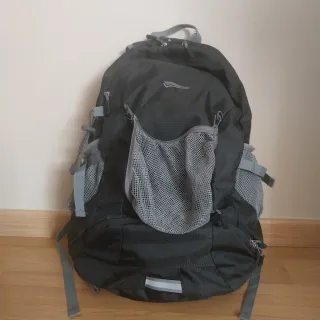 Mochila senderismo negra y gris. Crivit