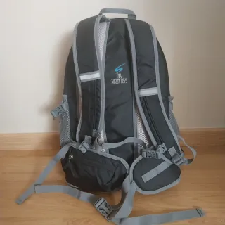 Mochila senderismo negra y gris. Crivit