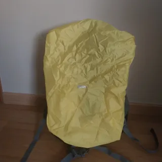 Mochila senderismo negra y gris. Crivit