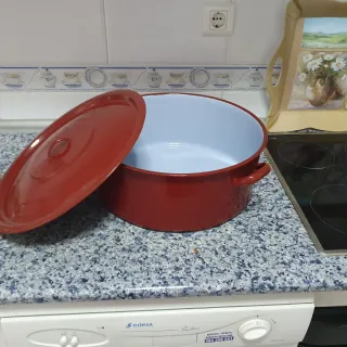 Olla de porcelana roja antigua