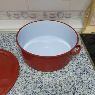 Olla de porcelana roja antigua