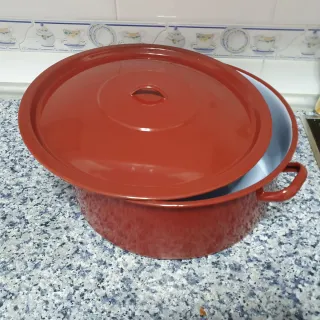 Olla de porcelana roja antigua
