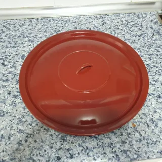 Olla de porcelana roja antigua