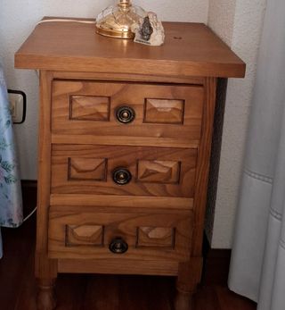 2 camas de madera con mesita