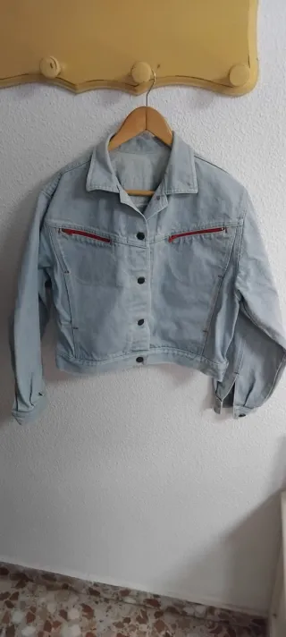 Chaqueta Vaquera Azul con Cremalleras Rojas