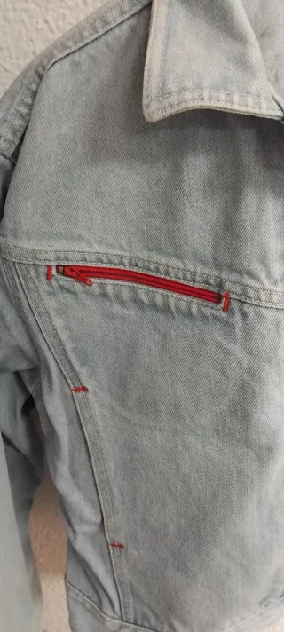 Chaqueta Vaquera Azul con Cremalleras Rojas