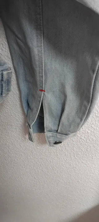 Chaqueta Vaquera Azul con Cremalleras Rojas