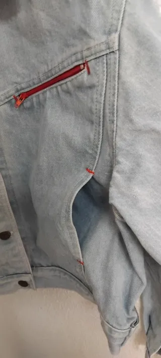 Chaqueta Vaquera Azul con Cremalleras Rojas