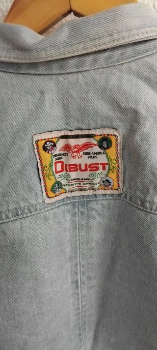 Chaqueta Vaquera Azul con Cremalleras Rojas