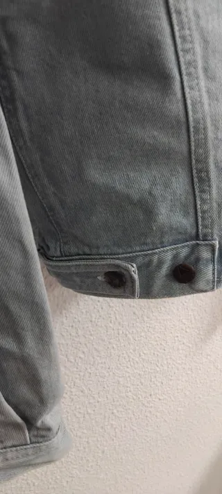 Chaqueta Vaquera Azul con Cremalleras Rojas