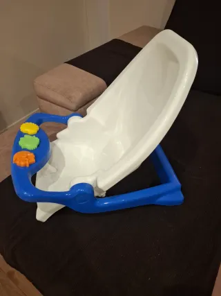 Seggiolino vasca per neonato con giocattoli