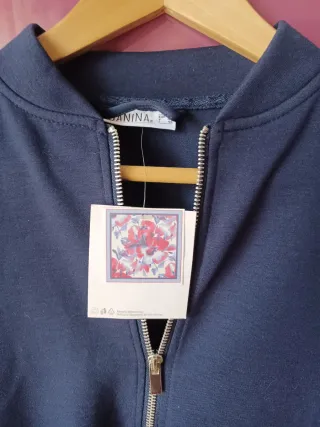 Chaqueta azul marino cremallera. Estilo sudadera