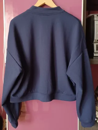 Chaqueta azul marino cremallera. Estilo sudadera