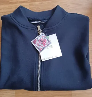 Chaqueta azul marino cremallera. Estilo sudadera