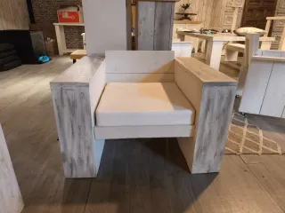 Sillón de madera blanco