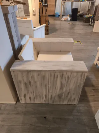 Sillón de madera blanco