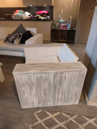 Sillón de madera blanco