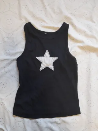 Camiseta negra con estrella blanca