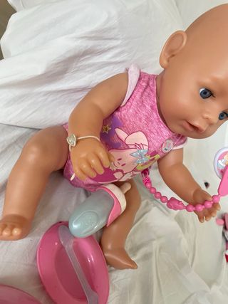 Muñeca Baby Born con orinal y accesorios