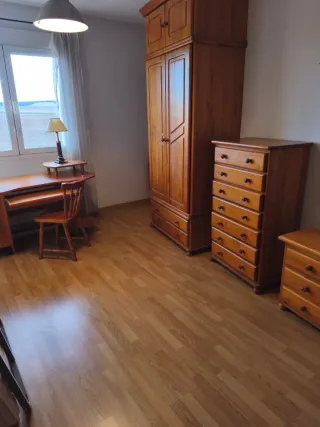 Dormitorio completo juvenil de pino miel.