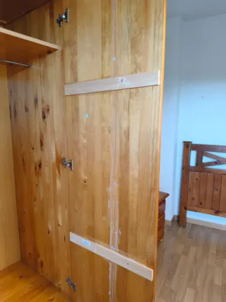 Dormitorio completo juvenil de pino miel.