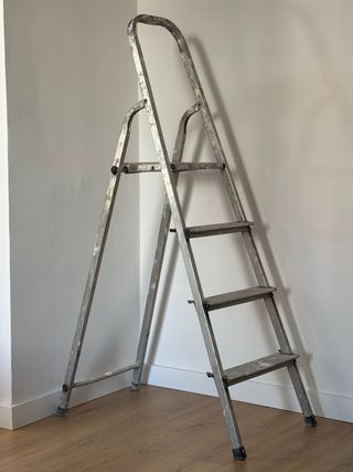 Escalera plegable de aluminio