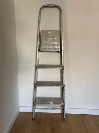 Escalera plegable de aluminio