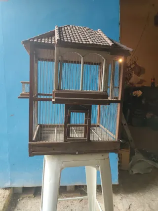Preciosa jaula para pájaros de madera