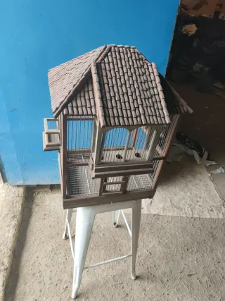 Preciosa jaula para pájaros de madera