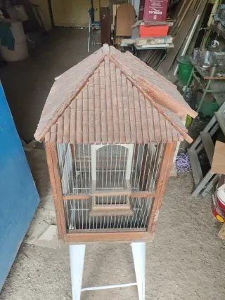 Preciosa jaula para pájaros de madera