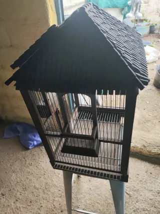 Preciosa jaula para pájaros de madera