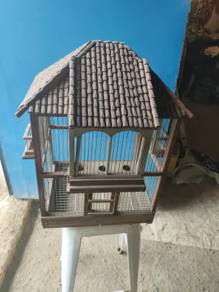 Preciosa jaula para pájaros de madera