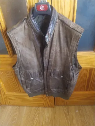 Chaleco de piel marrón