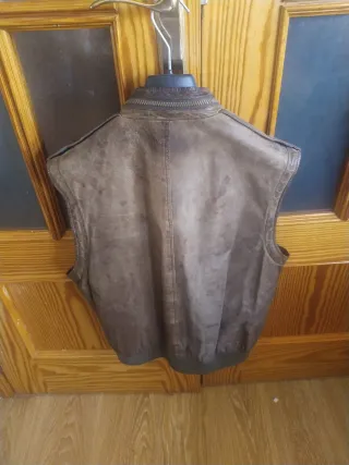 Chaleco de piel marrón