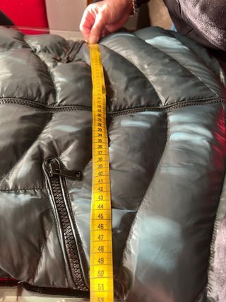 Elegante cazadora negra con detalles marrones