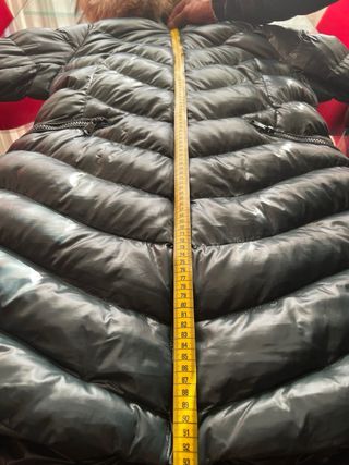 Elegante cazadora negra con detalles marrones