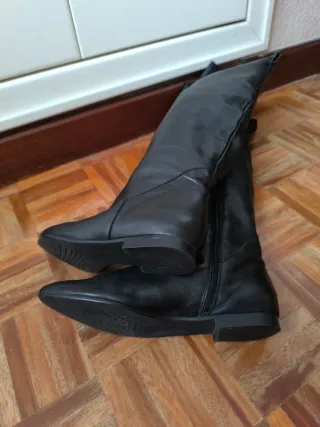 Botas altas de cuero negro